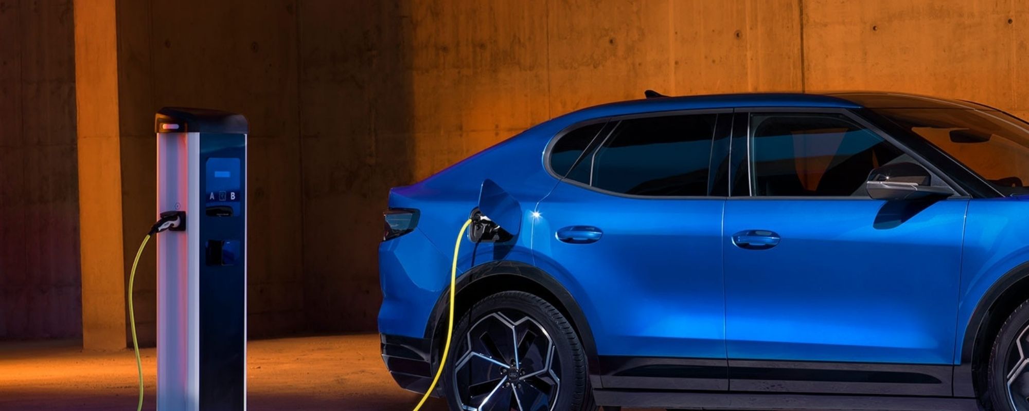 Capri à une borne de recharge