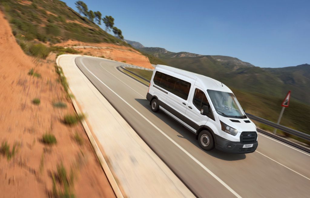 251014-transit-minibus-estrada