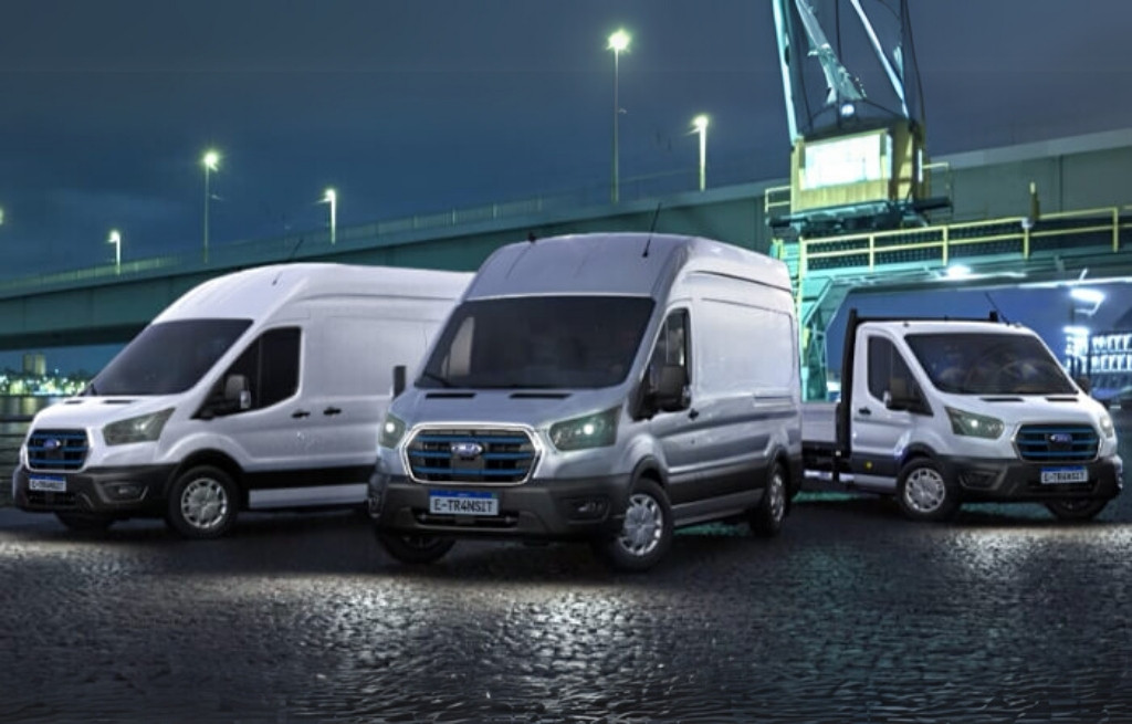 E-Transit Ford E-Transit Furgão e Chassi com ponte ao fundo