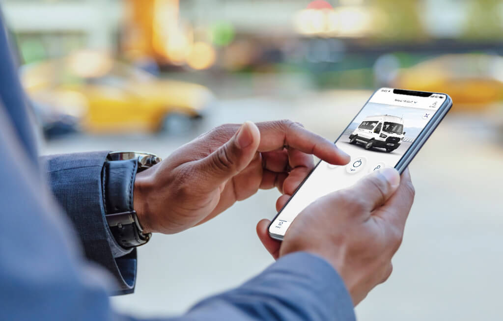 Homem utilizando o app Ford no celular