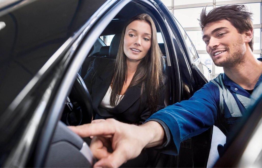 Ford Assistance Mecânico Ford ajudando uma cliente na concessionária