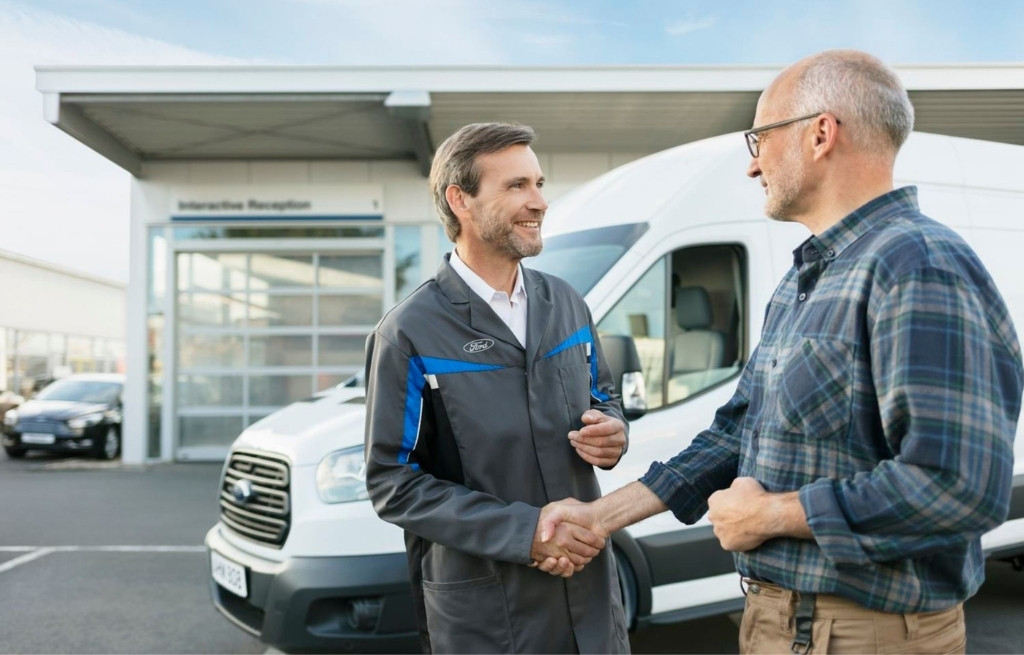 Manutenção Premium Funcionário Ford com um cliente