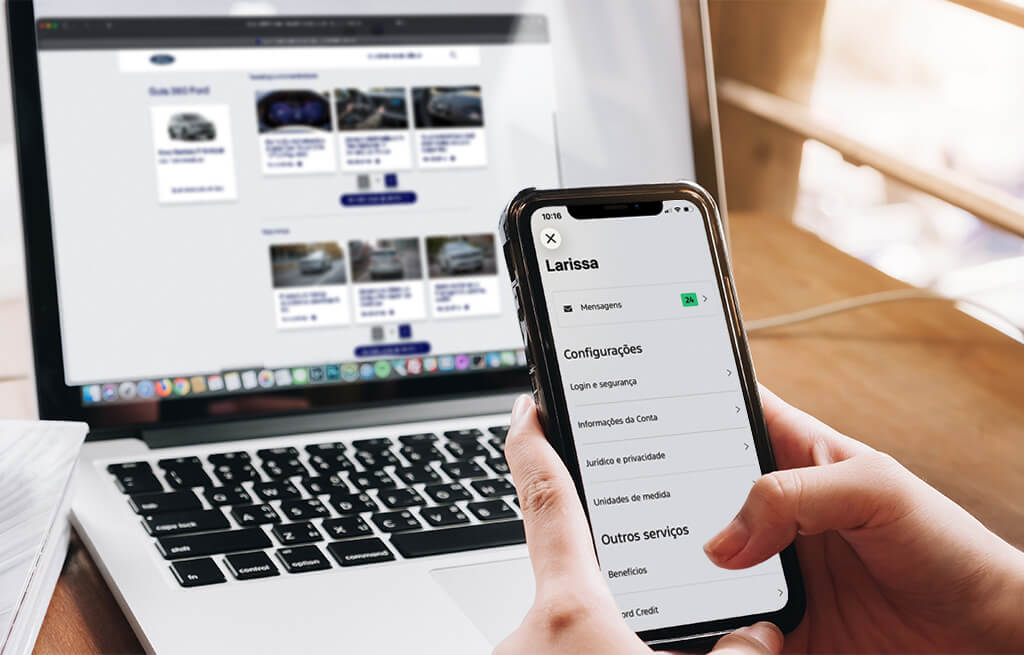 Celular exibindo o menu do app Ford