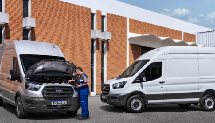 Mecânico verificando duas Ford Transit Furgão