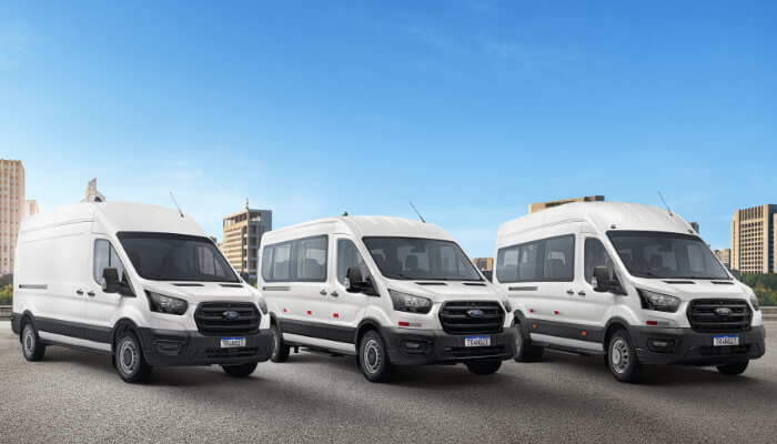 Ofertas Especiais Ford Transit Furgão e Minibus enfileiradas com paisagem urbana