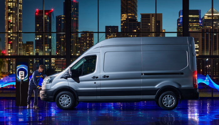 Eletrificação Ford E-Transit sendo recarregada com energia
