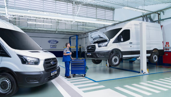 Serviço Oficina com duas Ford Transit