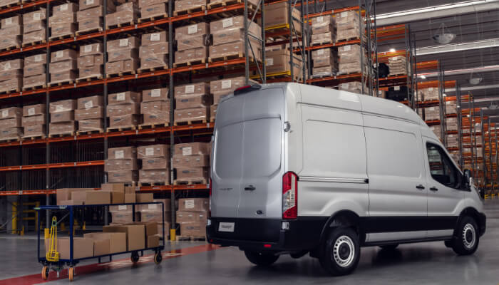 Ford Transit Furgão dentro de um galpão