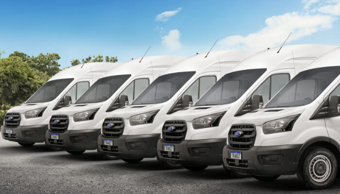 Cinco Ford Transit Furgão estacionadas de forma alinhada