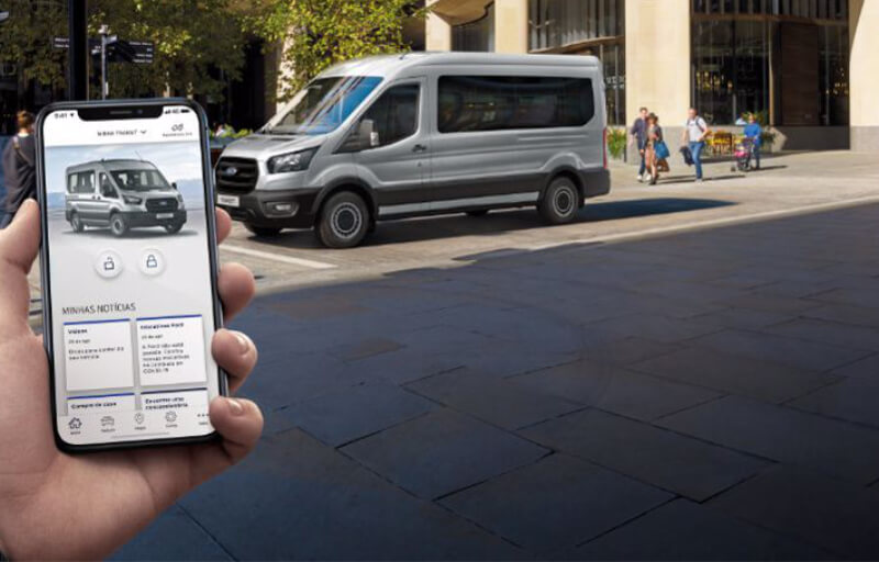 Ford Transit Minibus Estacionada na Cidade e tela de Celular Exibindo o app Ford