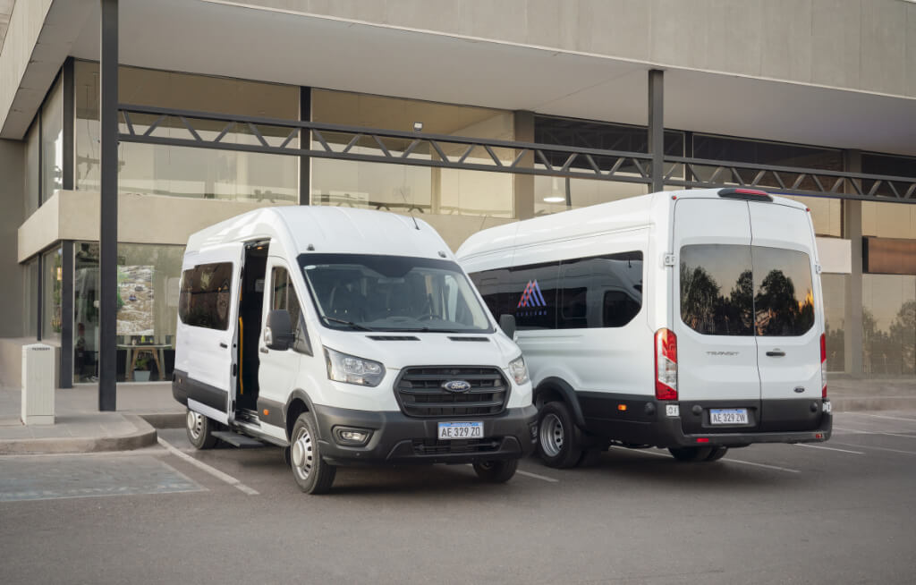Duas Ford Transit Minibus estacionadas lado a lado