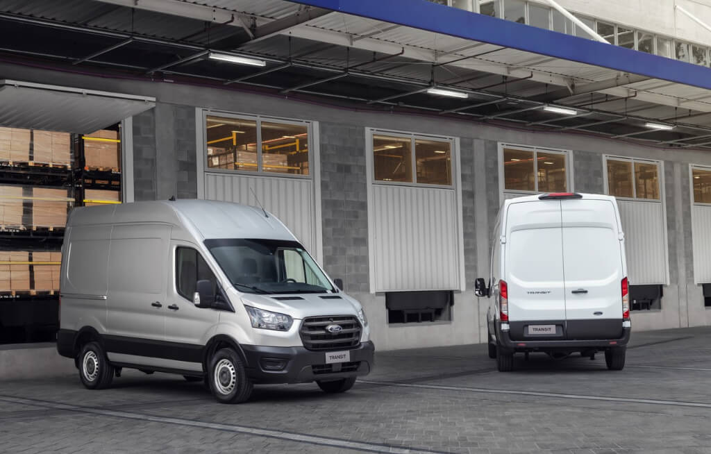Duas Ford Transit Furgão em galpão logístico