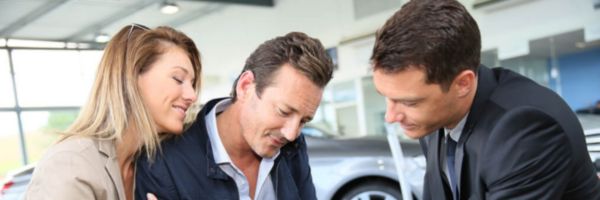 Financiamento Ford Brasal 3 pessoas fechando um negócio