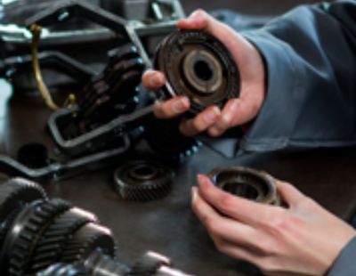Peças e Acessórios Ford Brasal Pessoa manuseando peças automotivas