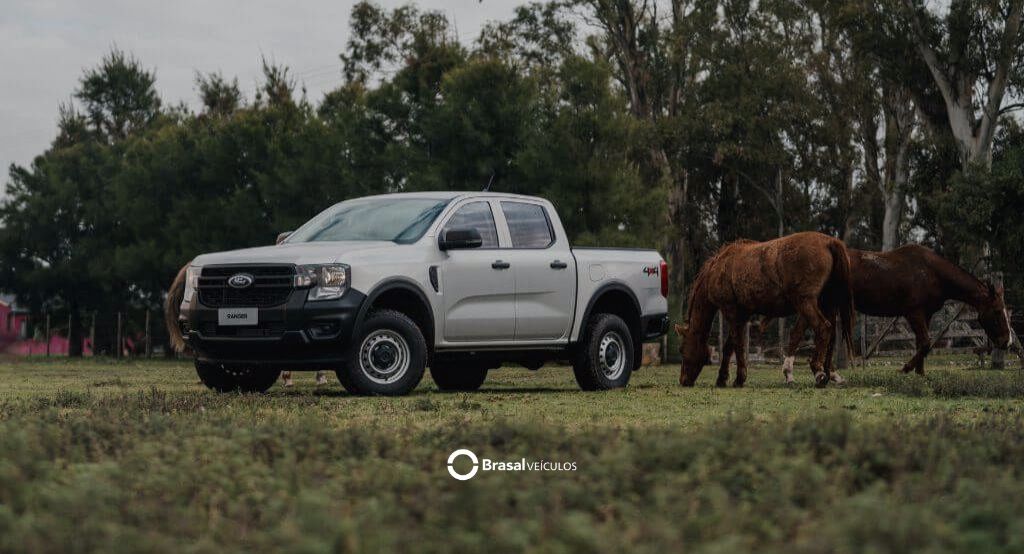 Venda Direta Produtor Rural Ford Ranger XLS branca em ambiente rural próxima a cavalos