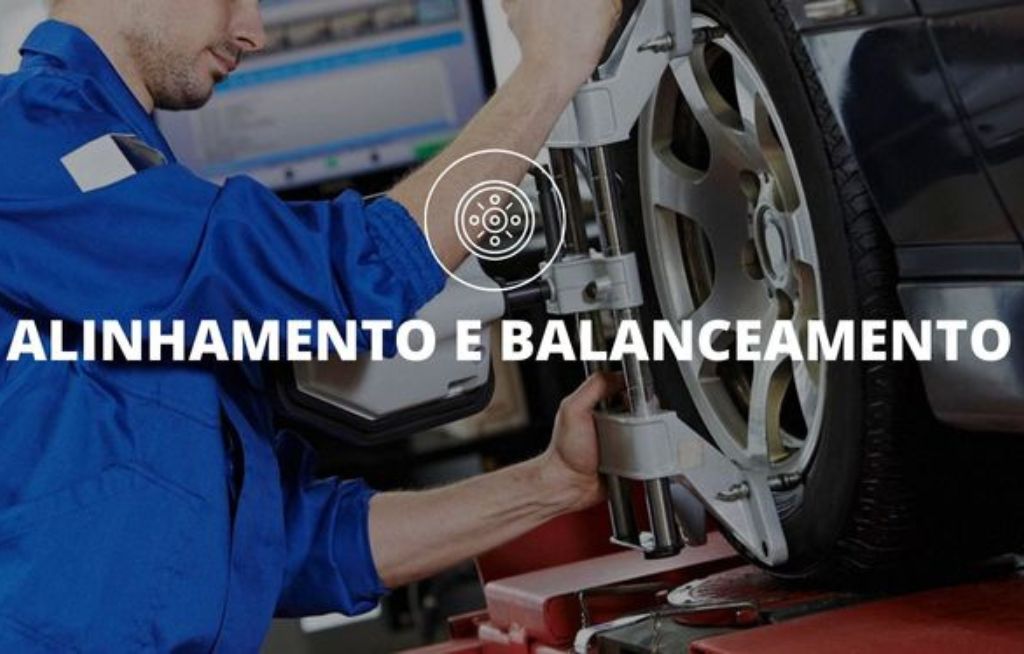 Homem fazendo balanceamento em um pneu de carro