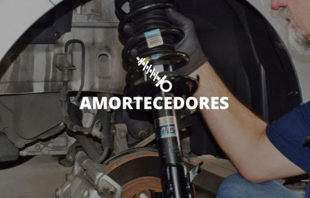Homem trabalhando em um amortecedor de carro