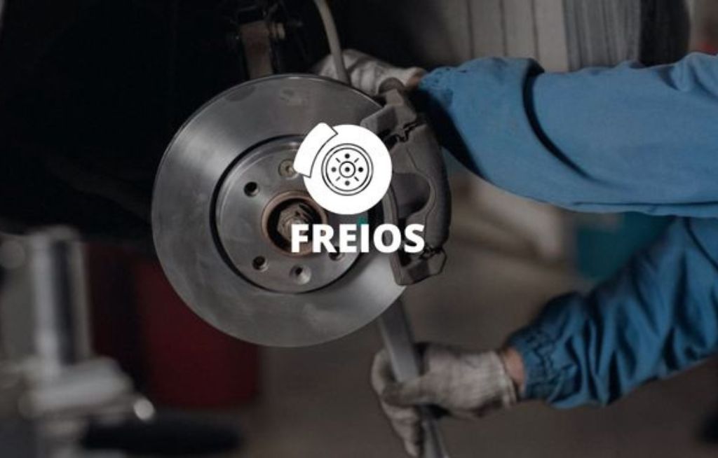 Homem manuseando um freio de uma carro