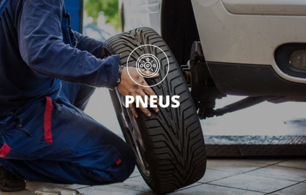 Homem trocando o pneu de um carro
