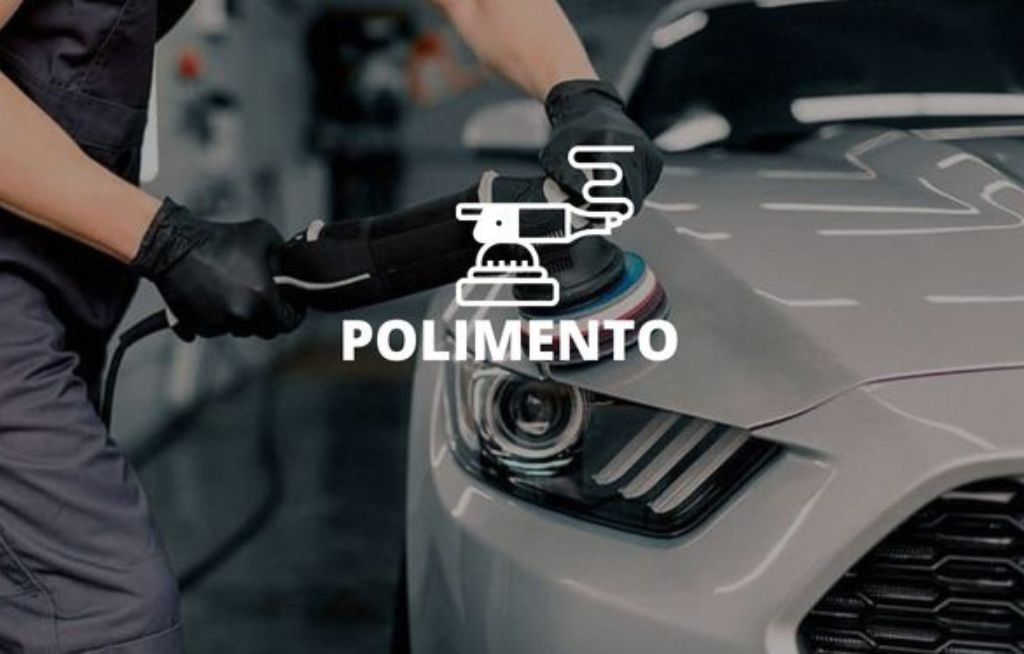 Homem polindo um carro