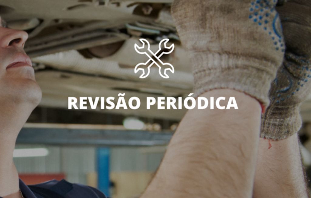 Homem fazendo manutenção em um motor de um carro