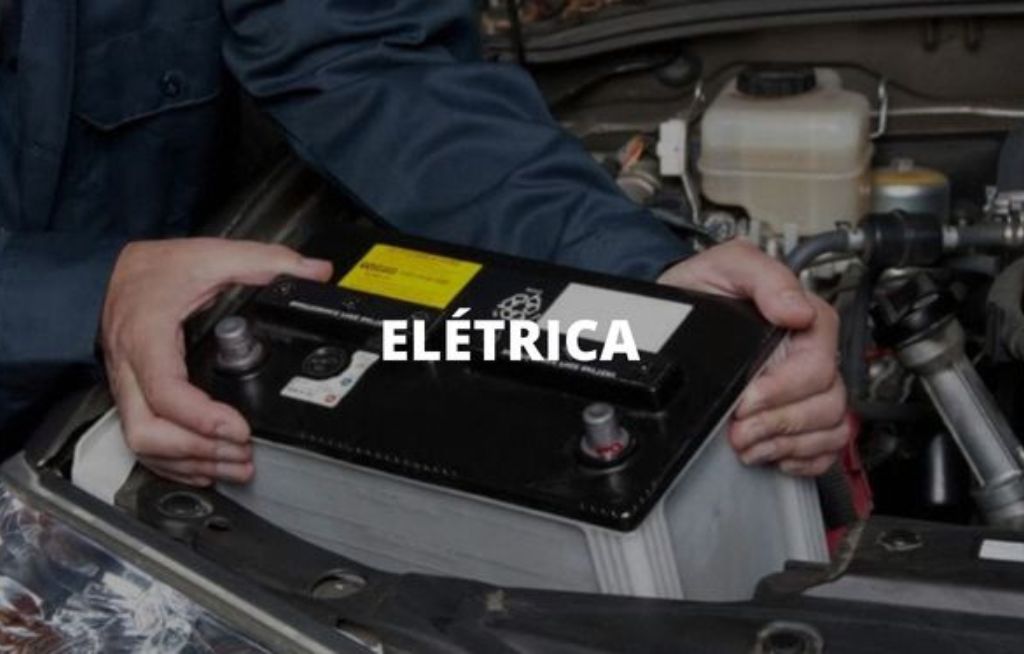 Homem manuseando uma bateria de carro