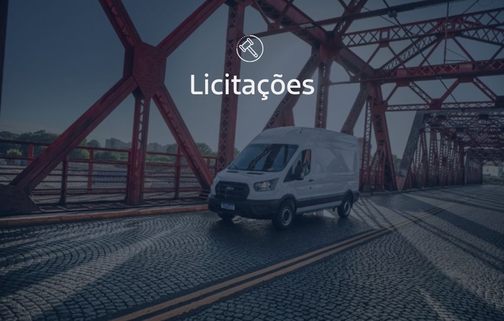 Ford CAOA Licitações Ford Transit em um porto com um navio atrás