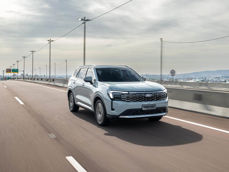 SUV Ford Territory prata trafegando em uma rodovia