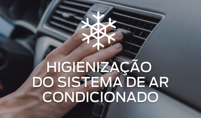 Higienização do Sistema de Ar Condicionado Megafor Mão humana verificando saída de ar dos dutos do painel central de um veículo
