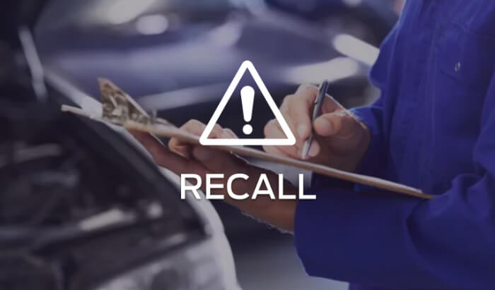 Recall Megafor Técnico com uniforme azul escrevendo em uma prancheta