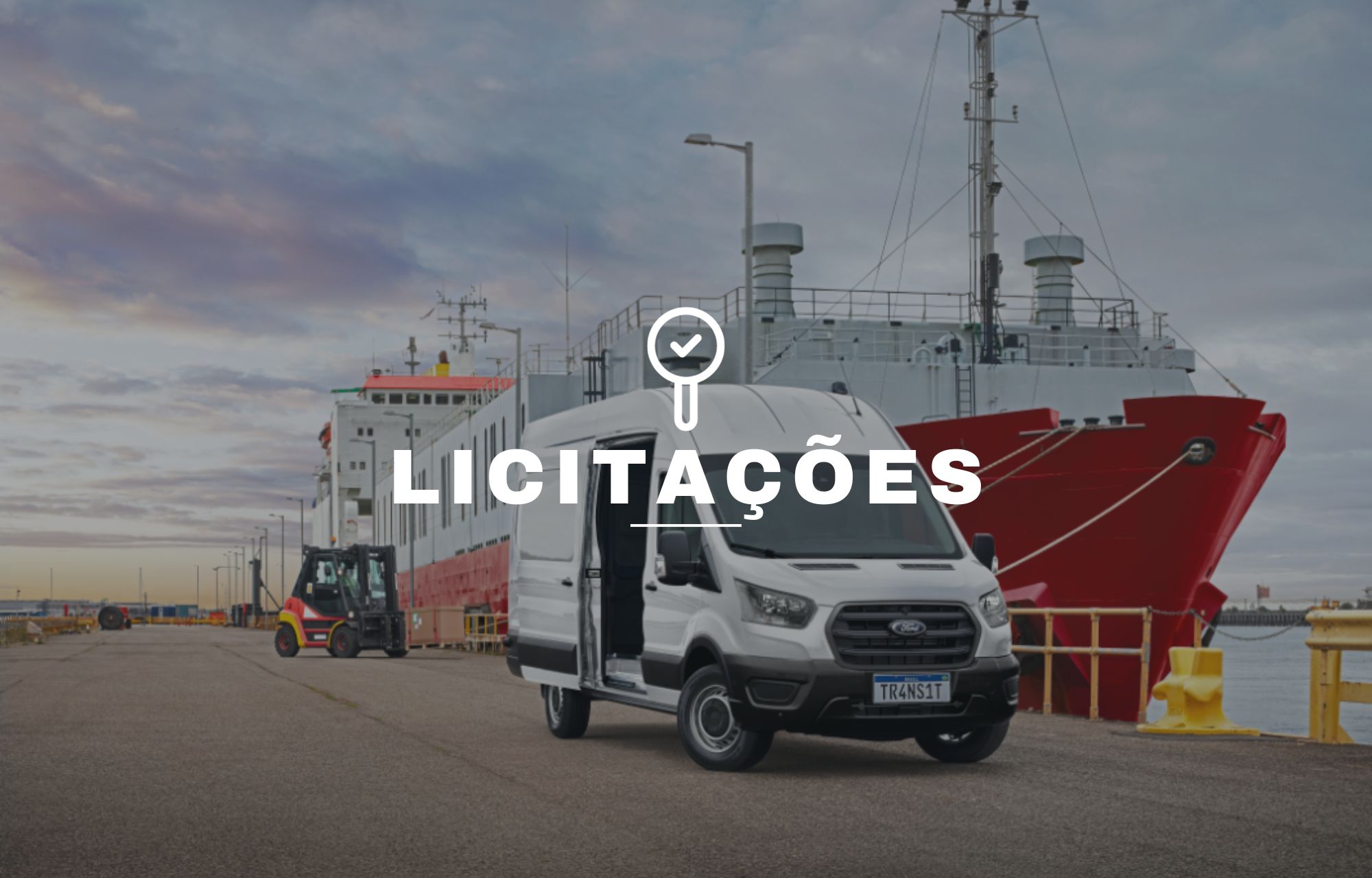Ford Transit em um porto com um navio atrás
