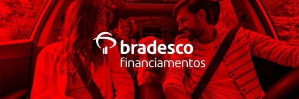 Uma família dentro de um carro e logo da Bradesco Financiamentos