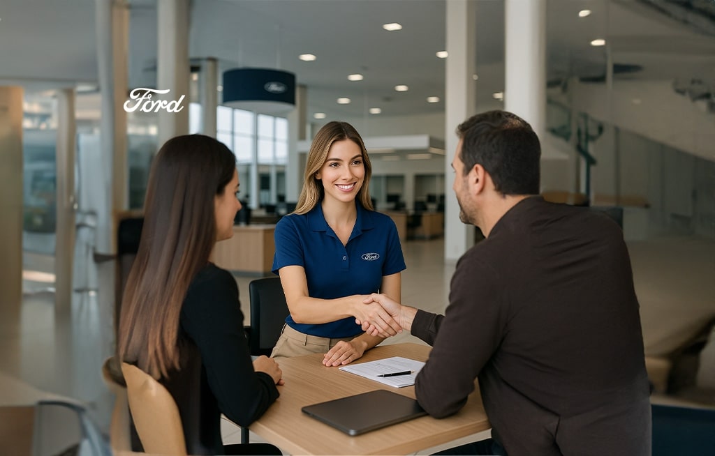 Um homem apertando a mão de uma vendedora da Ford