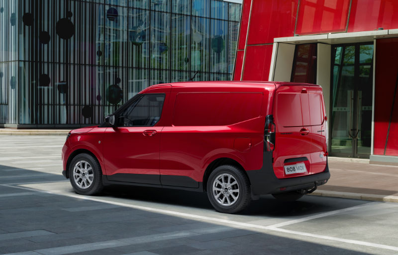 Ford Transit Courier vor rotem Gebäude Stadt