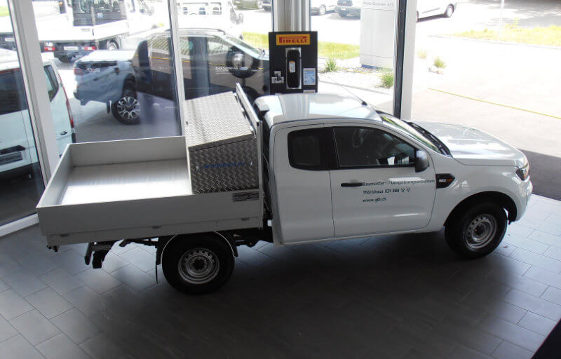 Ford Fahrzeug mit Aluminiumbrücke