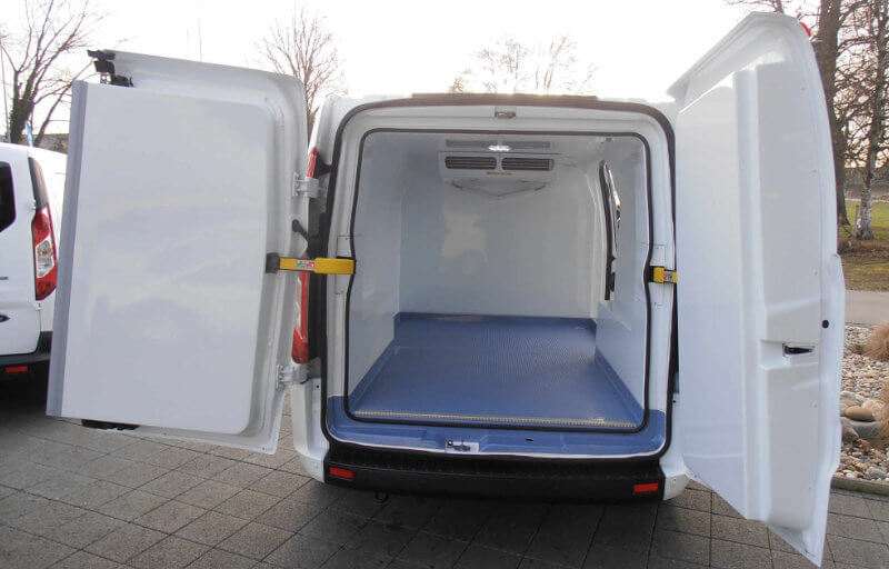 Offener Laderaum eines wiessen umgebauten Nutzfahrzeugs