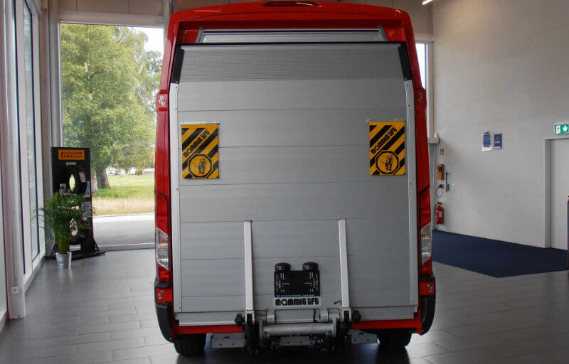 Rotes Ford Nutzfahrzeug umgebaut
