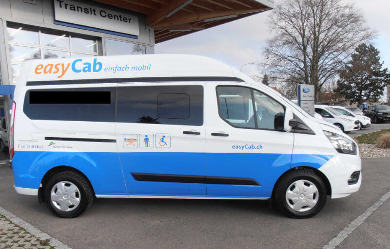 Umgebautes Transportfahrzeug mit Logo