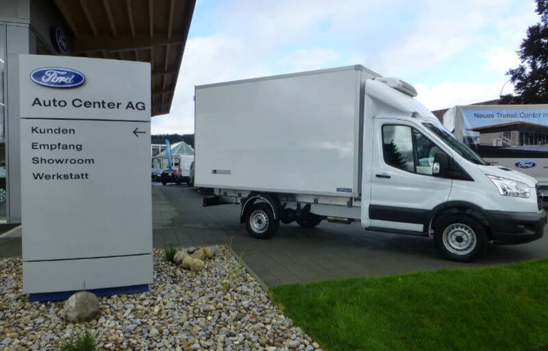Transporter steht vor Ford-Garage in Worben
