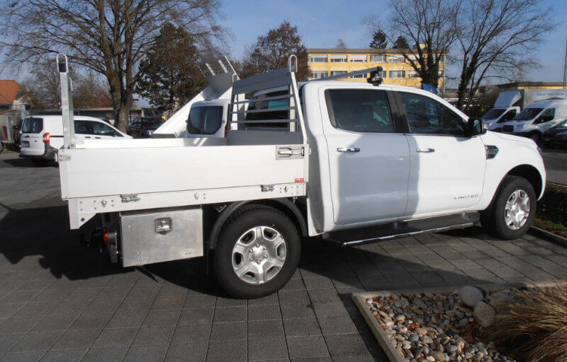 Umgebautes Ford Nutzfahrzeug in weiss