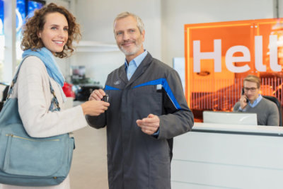 Ford Express Service – Service-Mitarbeiter begrüsst Kundin