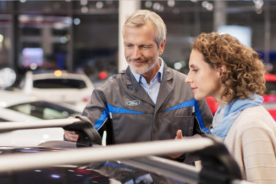 Service-Mitarbeiter mit Kundin