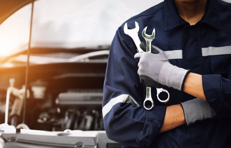 Mechaniker hält Werkzeuge