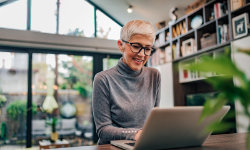 Frau mit Laptop