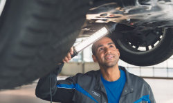 Mechaniker inspiziert Carosserie