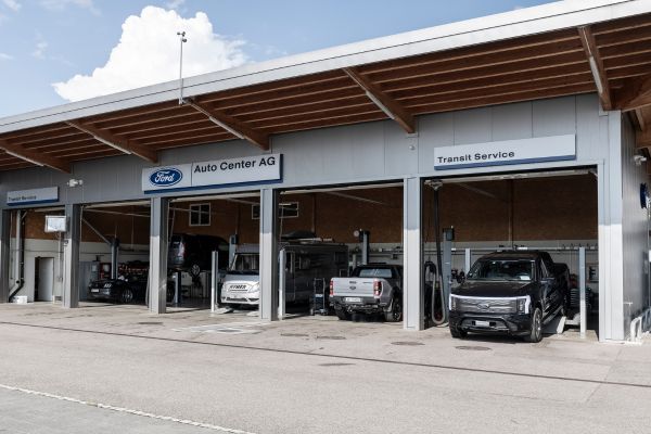 Ford Service Eingang des Transit Center in Worben