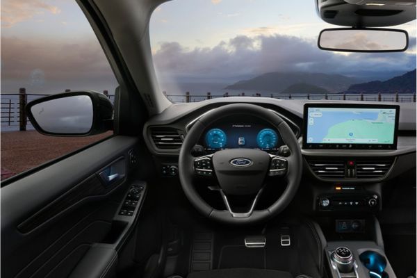 Interno di un veicolo full hybrid