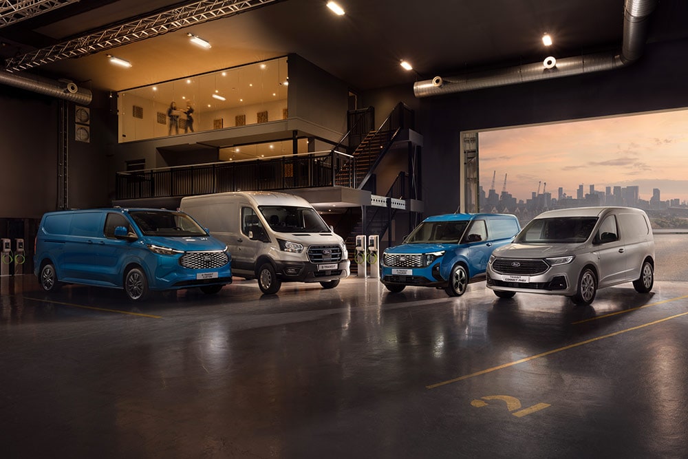 Vari modelli di veicoli commerciali Ford nel padiglione