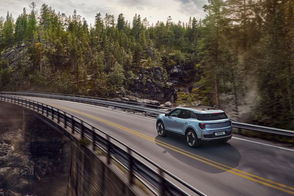 Ford Explorer entra in strada davanti al fiume