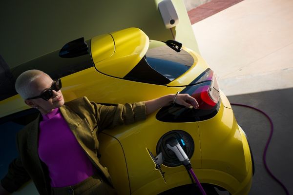 Donna appoggiata alla Ford Puma Gen-E in fase di ricarica